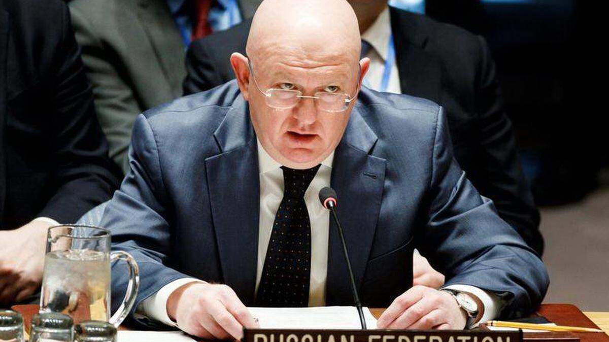 El embajador ruso para la ONU, Vassily Nebenzia, interviene en el Consejo de Seguridad de la ONU solicitado por Rusia para una nueva reunión sobre la situación en Siria, en la sede de la ONU en Nueva York (Estados Unidos) el 12 de abril de 2018. Nebenzia, en declaraciones a los periodistas, avisó de que hay riesgo de una "guerra" entre su país y Estados Unidos si Washington decide lanzar un ataque contra Siria.