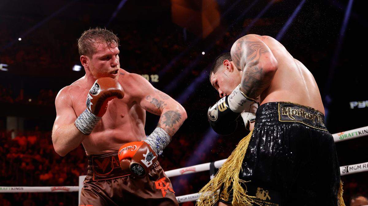 Saúl “Canelo’’ Álvarez (izq.) derrotó por decisión unánime al boricua Edgar Berlanga el sábado en Las Vegas.