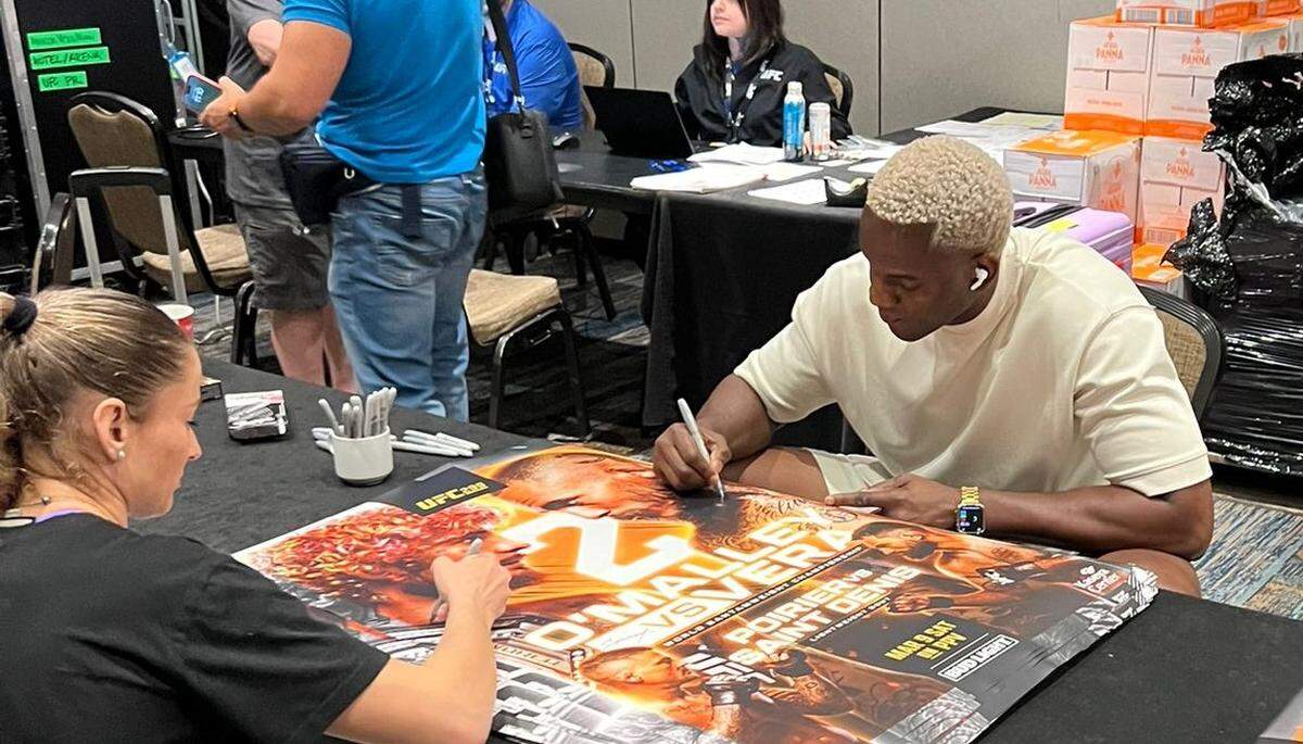 Robelis Despaigne durante una firma de afiches de la UFC 299 que tendrá lugar este 9 de marzo en Miami.