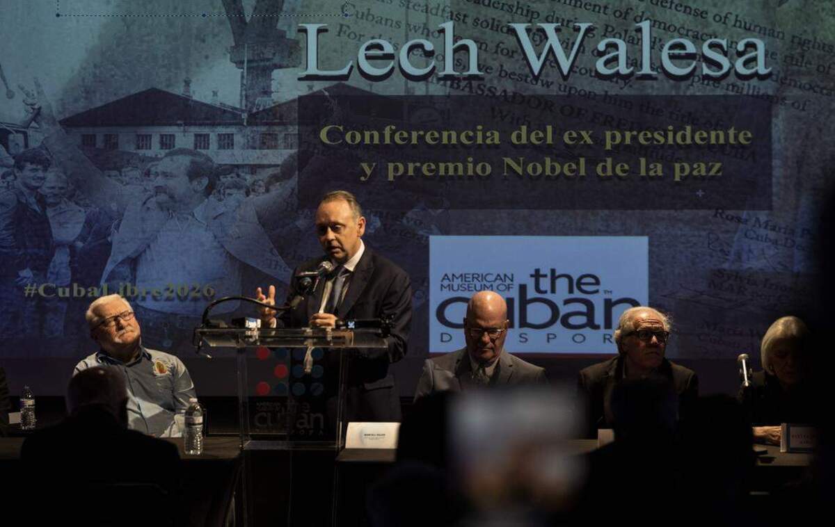 Marcell Felipe, presidente del Museo Americano de la Diáspora Cubana, presenta a Lech Walesa.