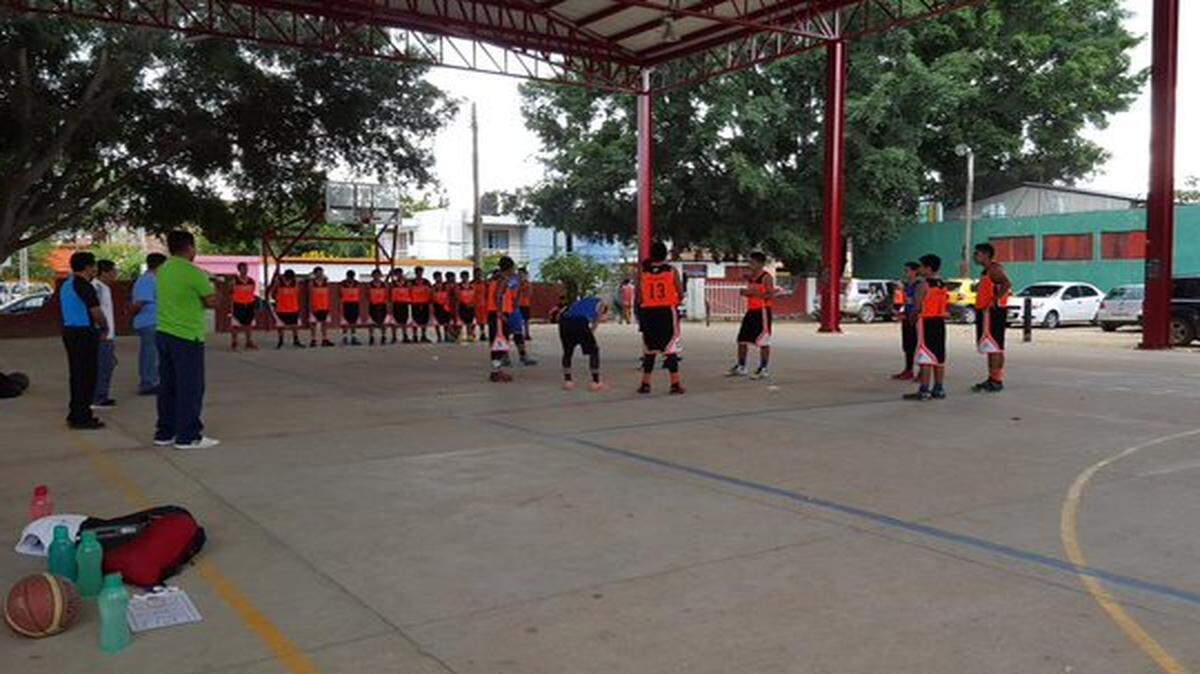 Un grupo de jugadores de baloncesto de Oaxaca, México,  guardan un minuto de silencio por la muerte del entrenador Guillermo  Audelo. 