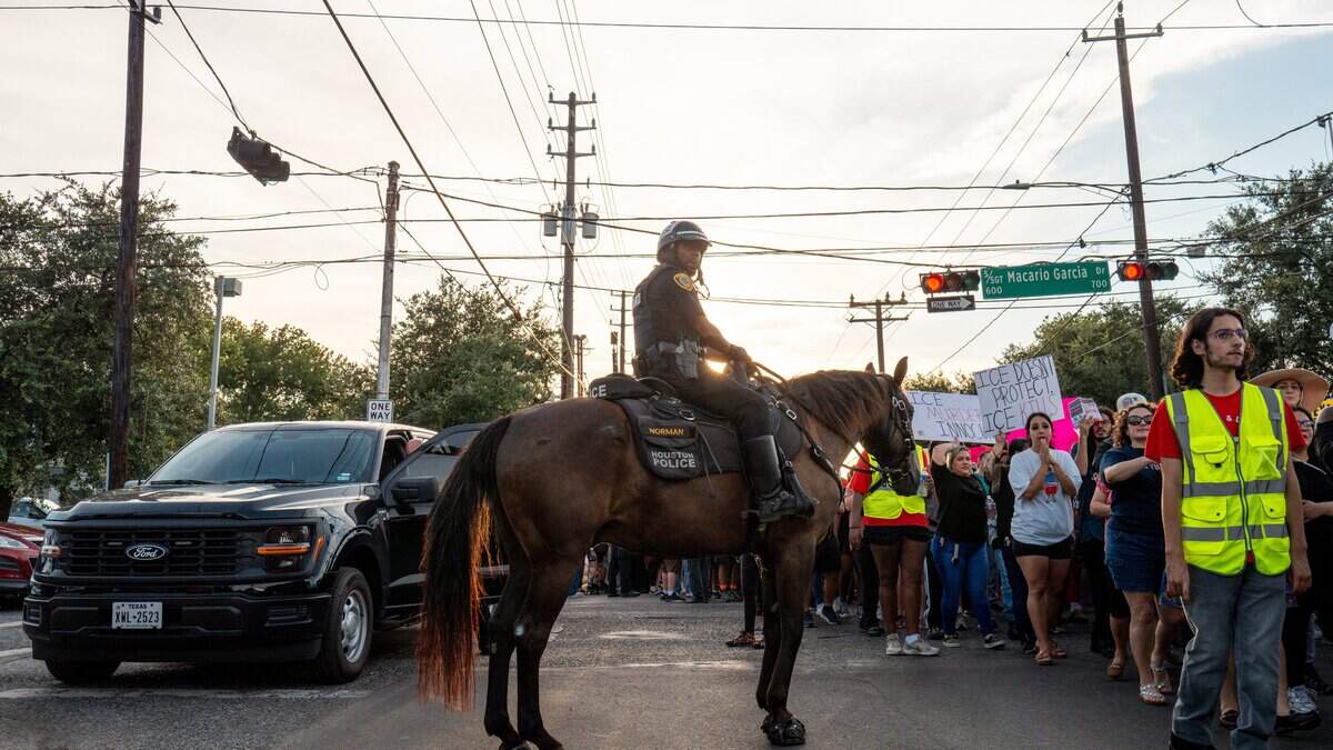 Personas marchan para rendir homenaje al inmigrante mexicano Lorenzo Salgado Araujo el 8 de julio de 2026 en Houston, Texas.