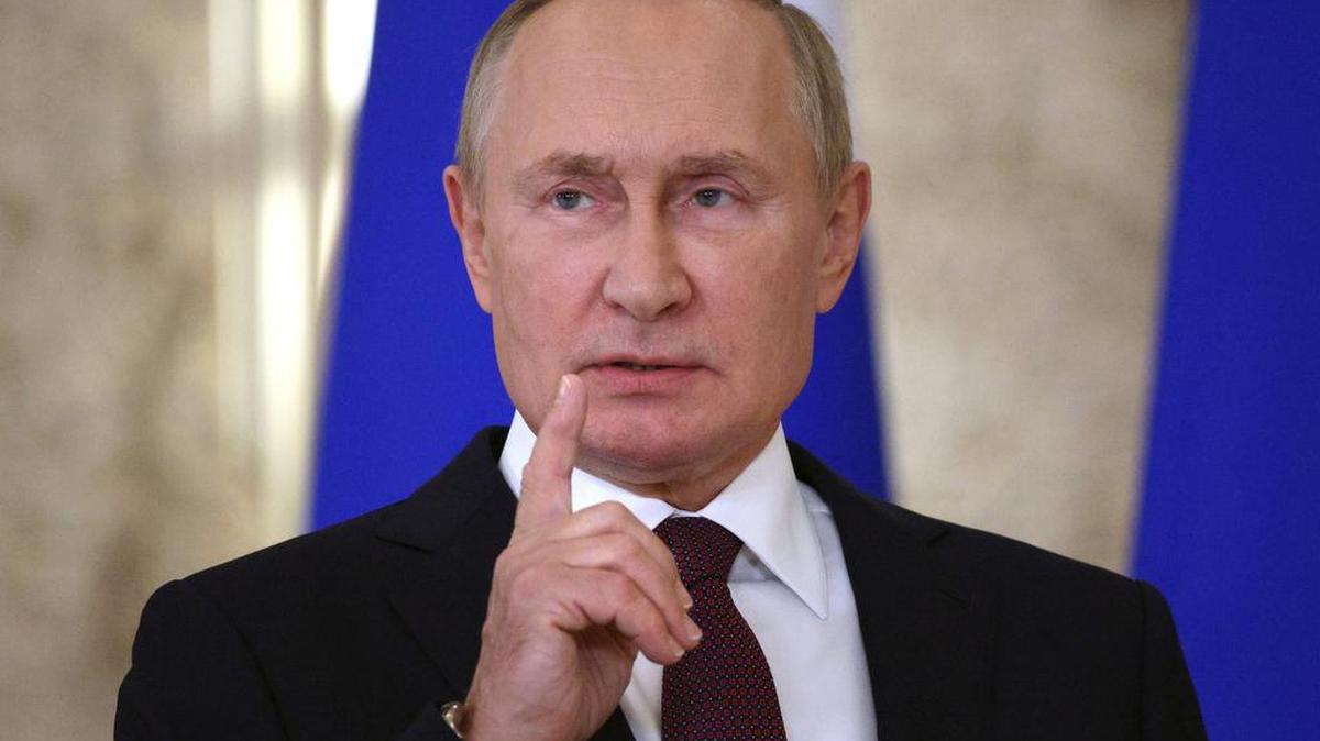 VLADIMIR PUTIN, habla con los medios de comunicación después de la cumbre de la Organización de Cooperación de Shanghai (OCS) en Samarcanda, Uzbekistán, el viernes 16 de septiembre de 2022. (Sergei Bobylev, Sputnik, Kremlin Pool Photo vía AP)