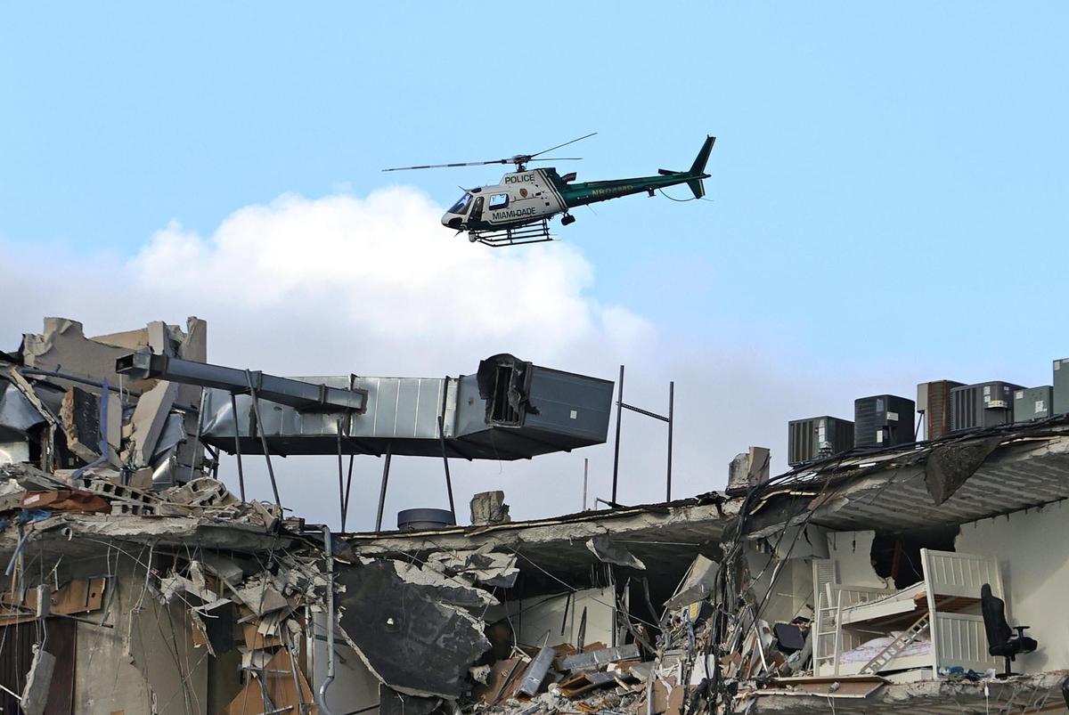 Un helicóptero de la policía de Miami-Dade sobrevuela el condominio Champlain Towers South en Surfside, ubicado en 8777 Collins Avenue, una parte del cual se derrumbó temprano en la mañana en Surfside, Florida, el jueves 24 de junio de 2021.