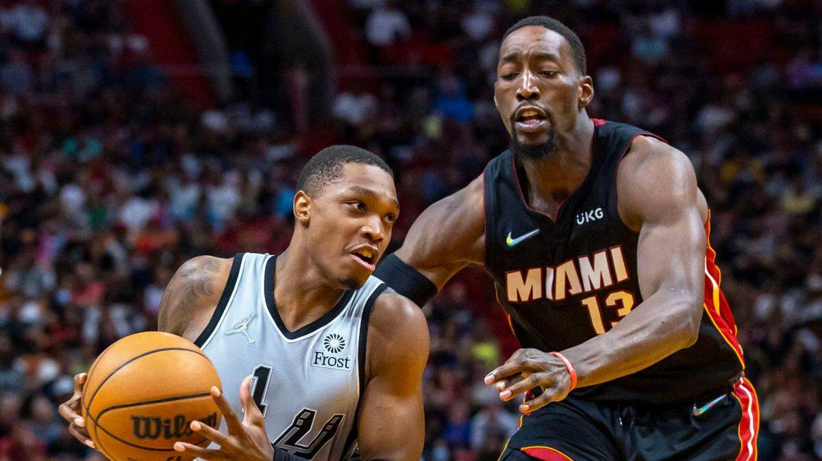 El centro del Heat Bam Adebayo (der.) defiende contra Lonnie Walker IV, de los Spurs de San Antonio,. en el partido celebrado el 26 de febrero de 2022 en Miami.