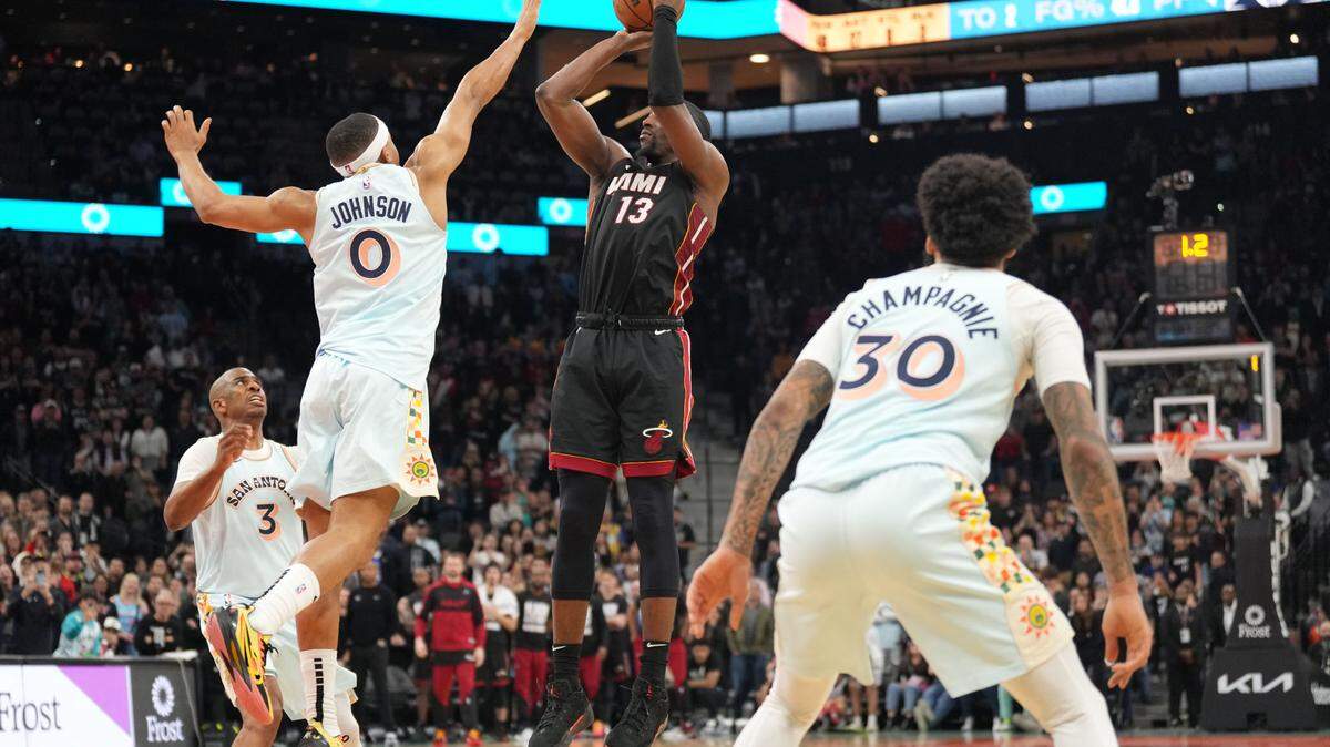 El pívot de los Miami Heat, Bam Adebayo (13), anota la canasta ganadora al final del partido para derrotar a los San Antonio Spurs en el Frost Bank Center, el 1 de febrero de 2025; en San Antonio, Texas.;