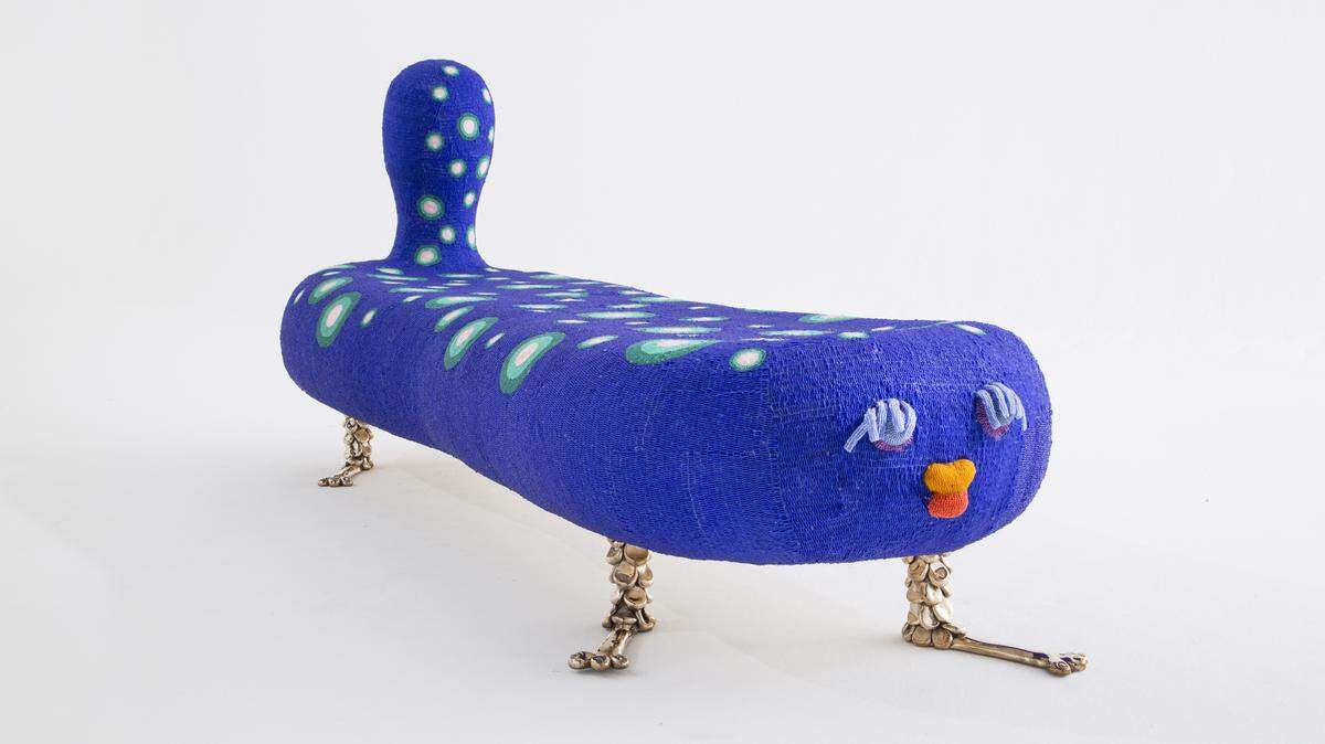 “Bench Fry”, banco tejido con patas de bronce, diseño de The Haas Brothers para la exhibición “Ferngully” en el Bass.