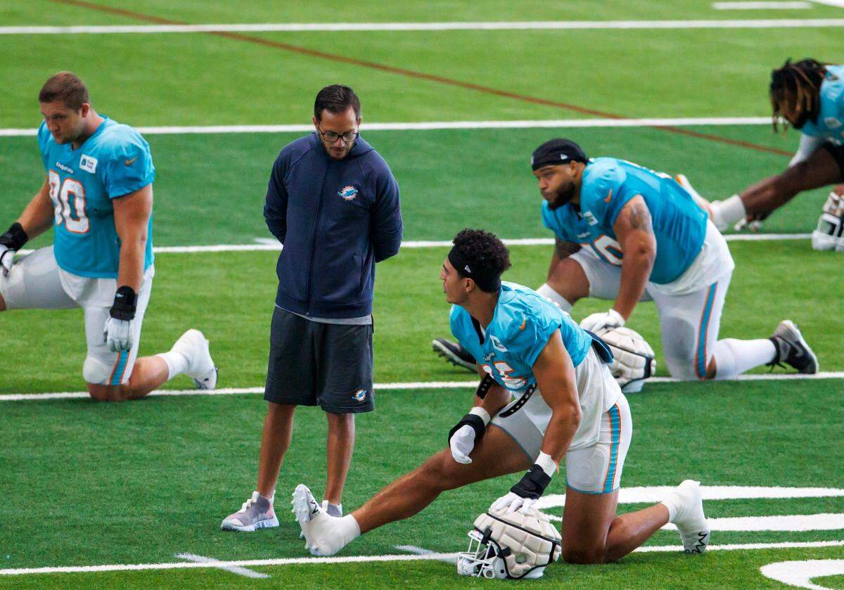 El entrenador de los Dolphins Mike McDaniel conversa con el linebacker Jaelan Phillips durante una práctica celebrada el 23 de agosto de 2022 en el Baptist Health Training Complex en el Hard Rock Stadium, en Miami Gardens, Florida.