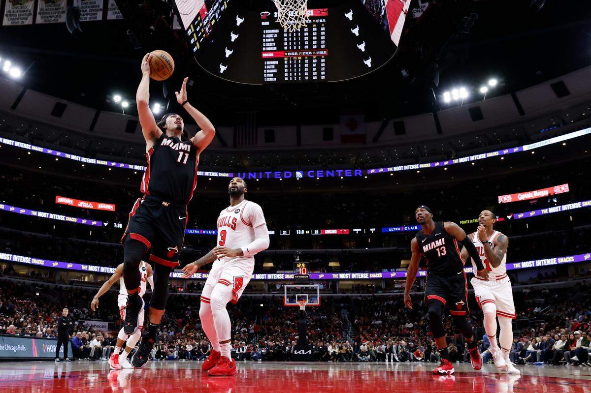 El jugador del Heat Jaime Jáquez Jr. entra al aro ante la defensa de los Bulls, en el partido celebrado el 20 de noviembre de 2023 en Chicago.
