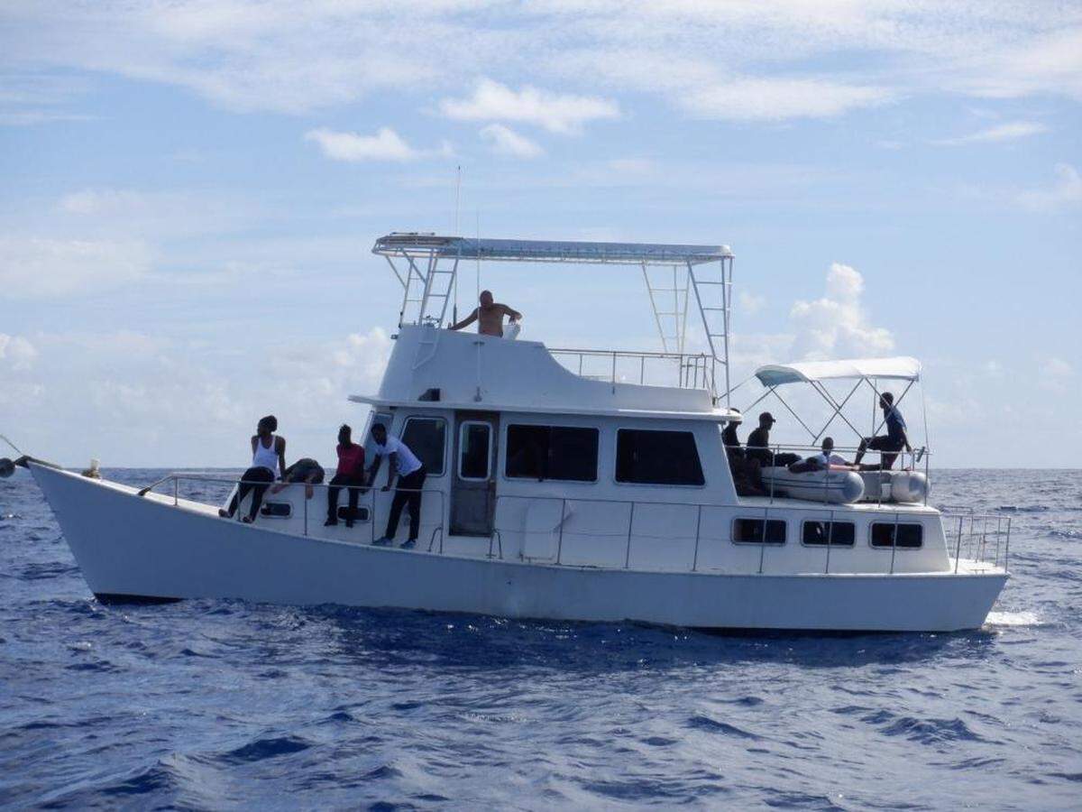 Los migrantes viajaban en un barco de 40 pies de eslora sobrecargado con 53 hombres, 35 mujeres y 10 niños.