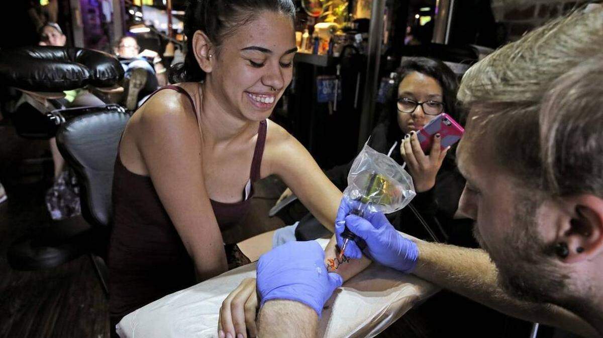 Antes de hacerse un tatuaje en mejor considerar las repercusiones que puede llegar a tener en tu proceso migratorio con las autoridades de Estados Unidos.