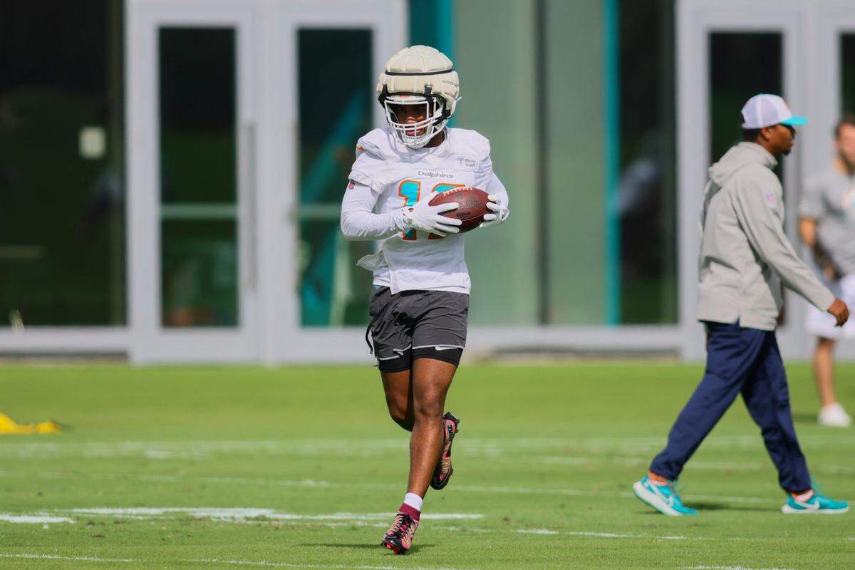 El wide receiver de los Dolphins Jaylen Waddle corre con el ovoide durante un entrenamiento en el Baptist Health Training Complex en Miami Gardens, Florida, el 14 de noviembre de 2024.