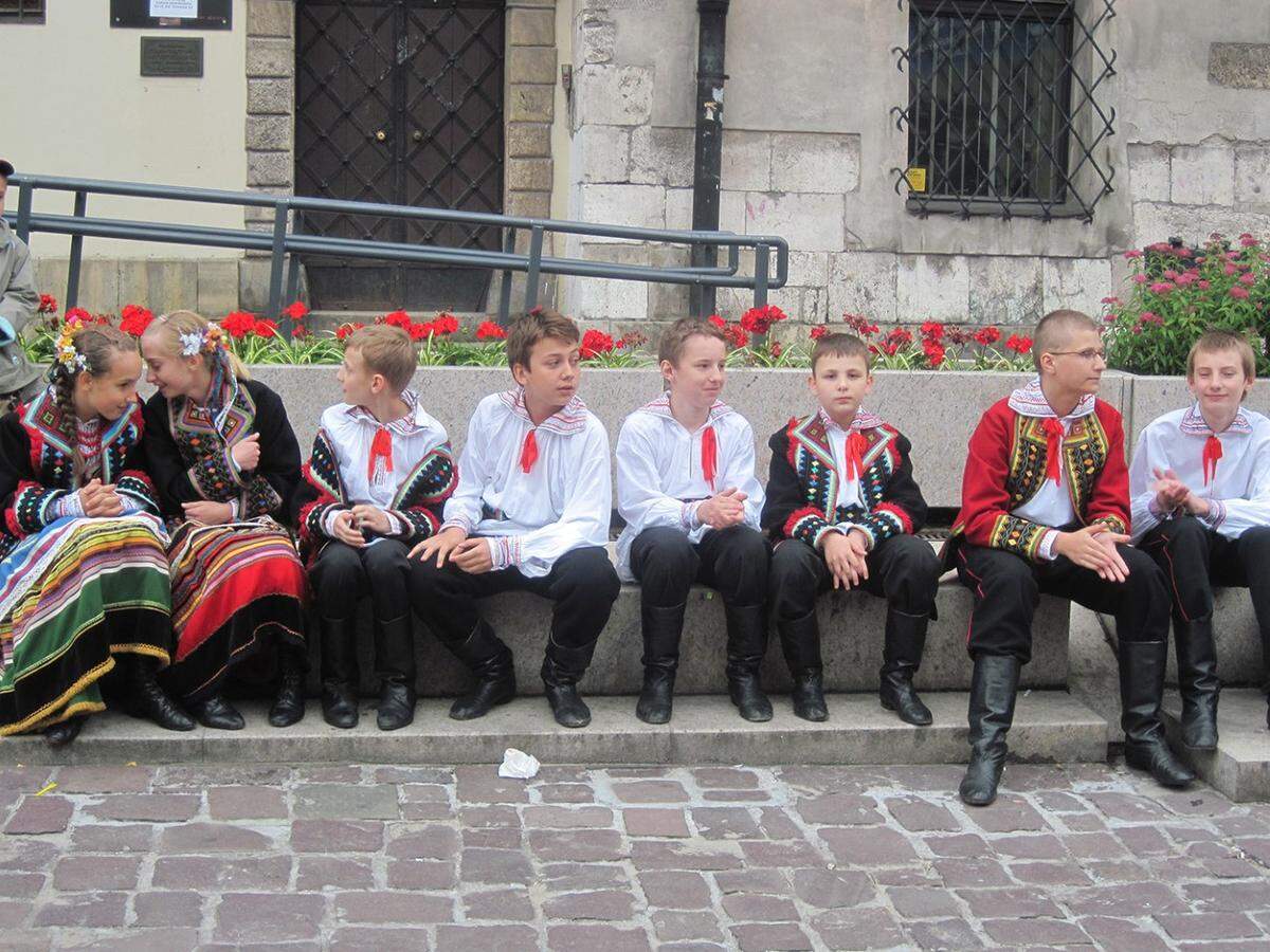 Un grupo de jóvenes vestidos con trajes tradicionales.
