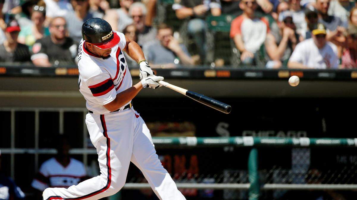 José Abreu batea por los Medias Blancas en un partido contra los Atléticos de Oakland, celebrado el 24 de junio de 2018 en Chicago.