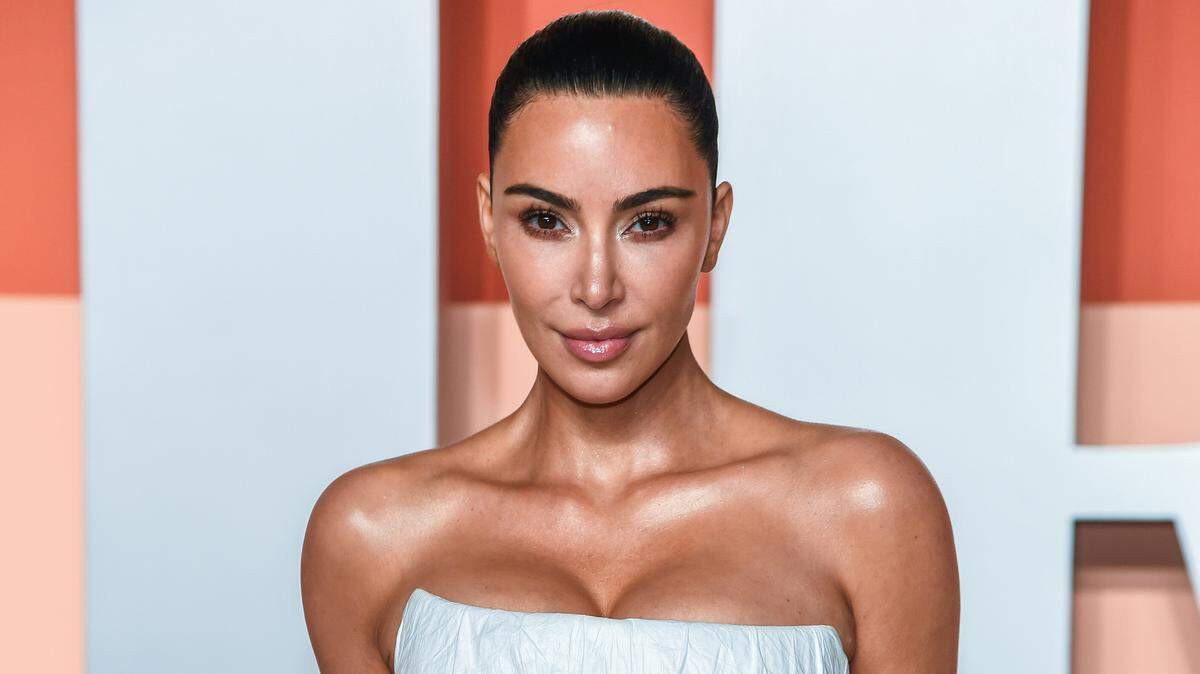 Kim Kardashian en la alfombra roja de la fiesta de Vanity Fair tras los Premios Óscar 2025, celebrada en el Wallis Annenberg Center for the Performing Arts en Beverly Hills, California, el 2 de marzo de 2025. 