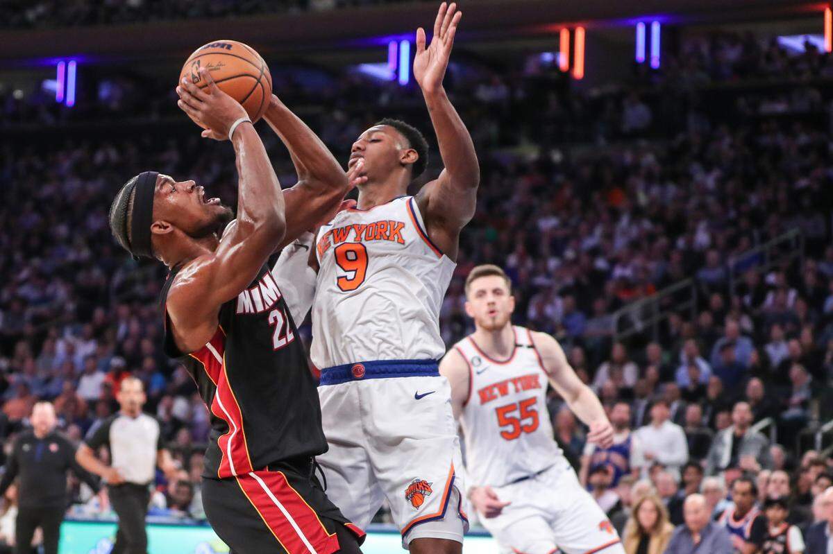 El jugador del Heat Jimmy Butler tira al aro ante la marca de RJ Barrett, de los Knicks, en el quinto partido de la serie de segunda ronda de playoffs, celebrado el 10 de mayo de 2023 en Nueva York.