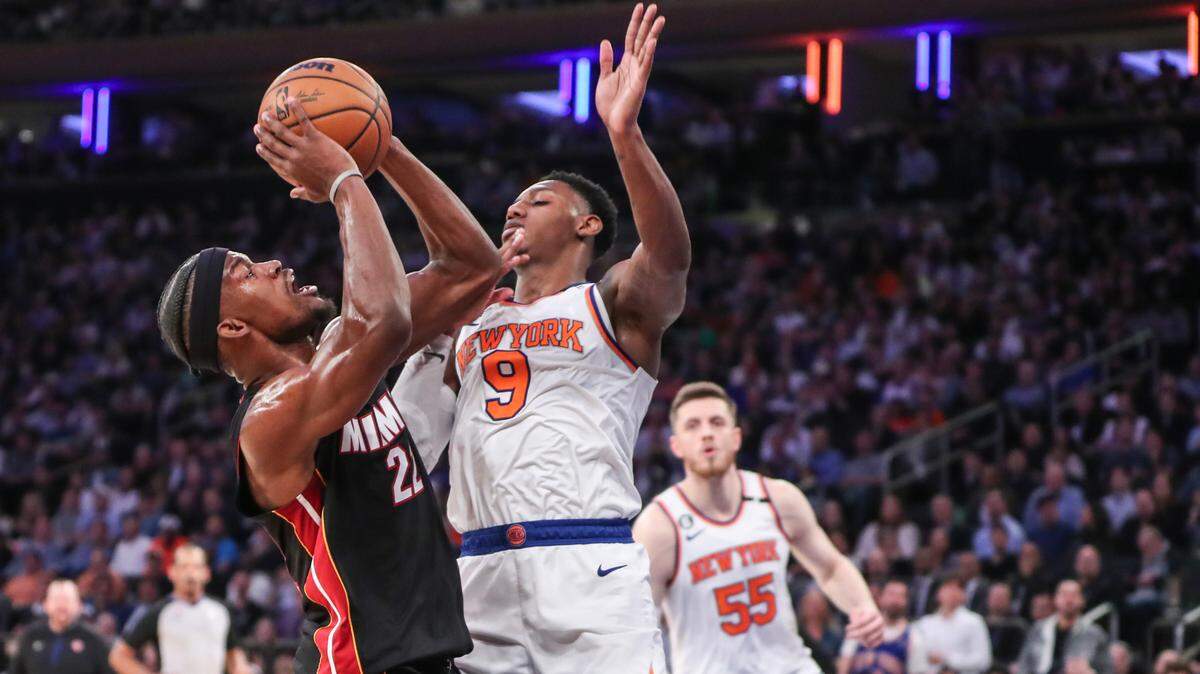 El jugador del Heat Jimmy Butler tira al aro ante la marca de RJ Barrett, de los Knicks, en el quinto partido de la serie de segunda ronda de playoffs, celebrado el 10 de mayo de 2023 en Nueva York.