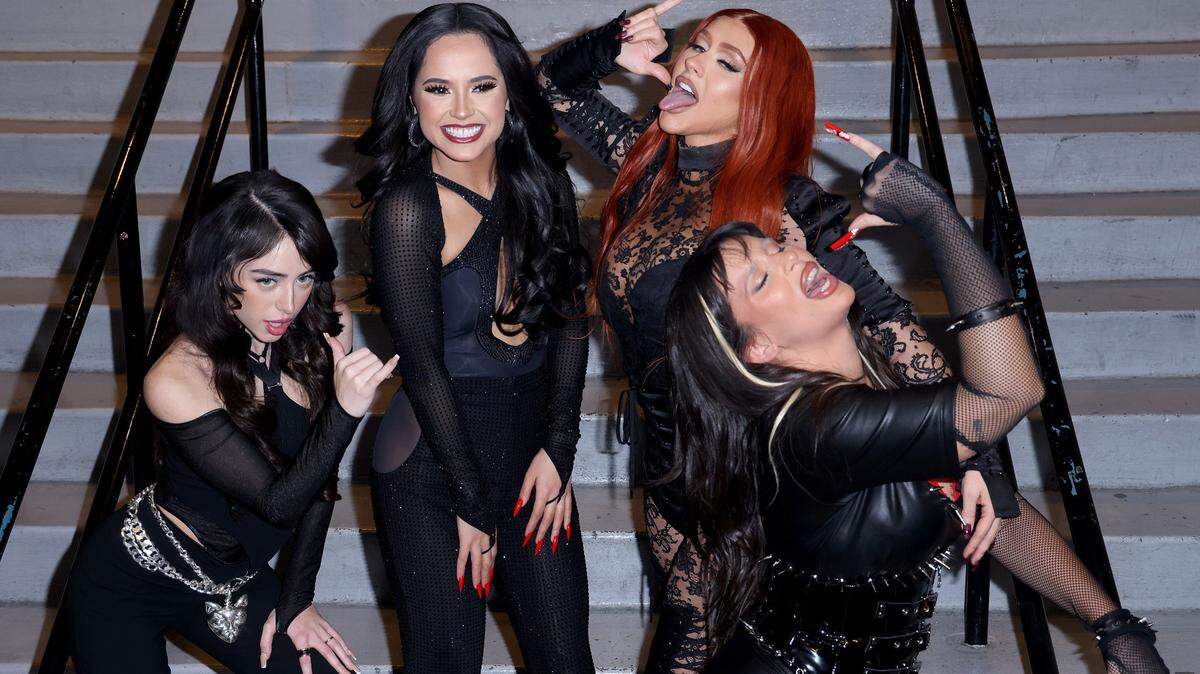 Nicki Nicole, Becky G, Christina Aguilera y Nathy Peluso a la entrada del MGM Grand Garden Arena, el 18 de noviembre de 2021 en Las Vegas, Nevada, durante la entrega anual del Latin Grammy.
