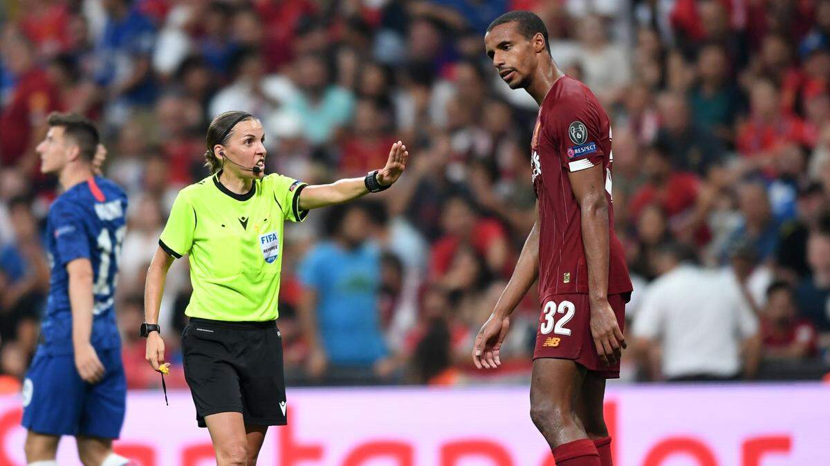 La árbitra francesa Stephanie Frappart habla con el jugador de Liverpool Joel Matip en el partido ante el Chelsea en la final de la Supercopa de Europa, celebrado el 14 de agosto de 2019 en Estambul, Turquía.