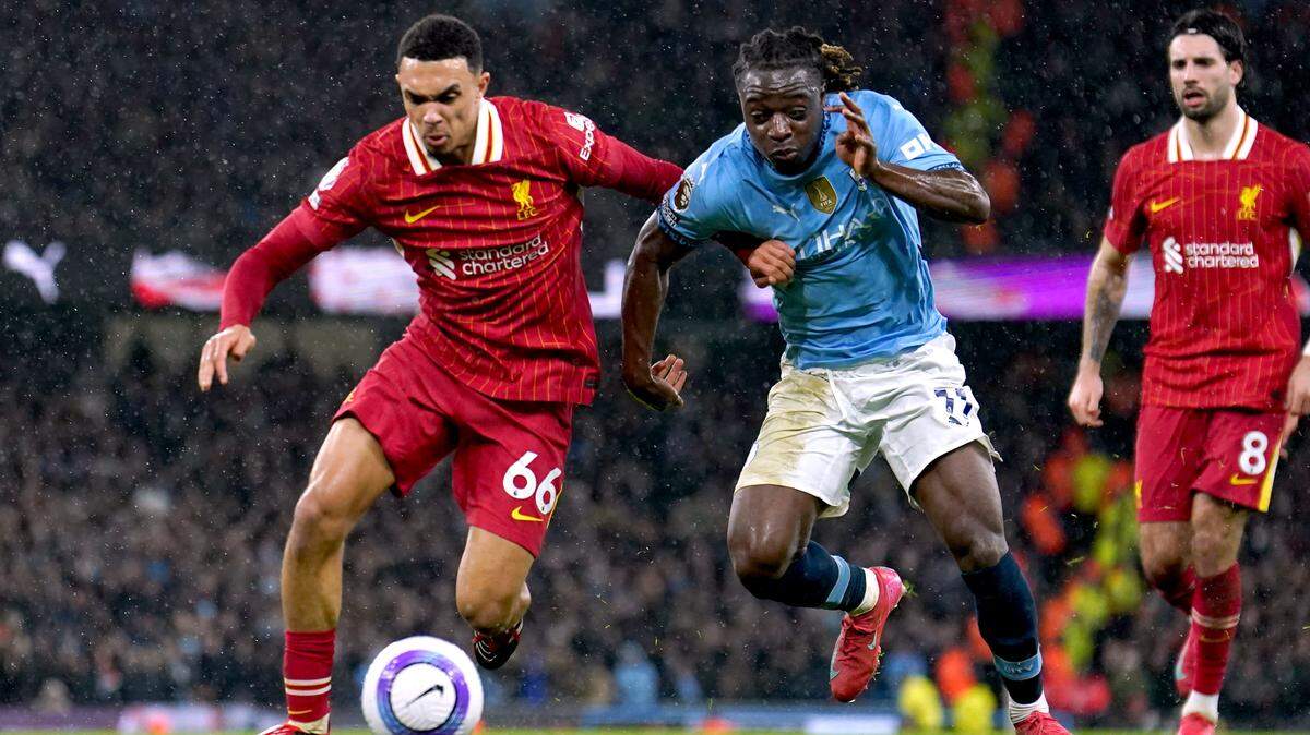 El jugador de Liverpool Trent Alexander-Arnold (izq.) lucha por la pelota con Jeremy Doku, del Manchester City, en el partido celebrado el 23 de febrero de 2025 en el Etihad Stadium en Manchester.