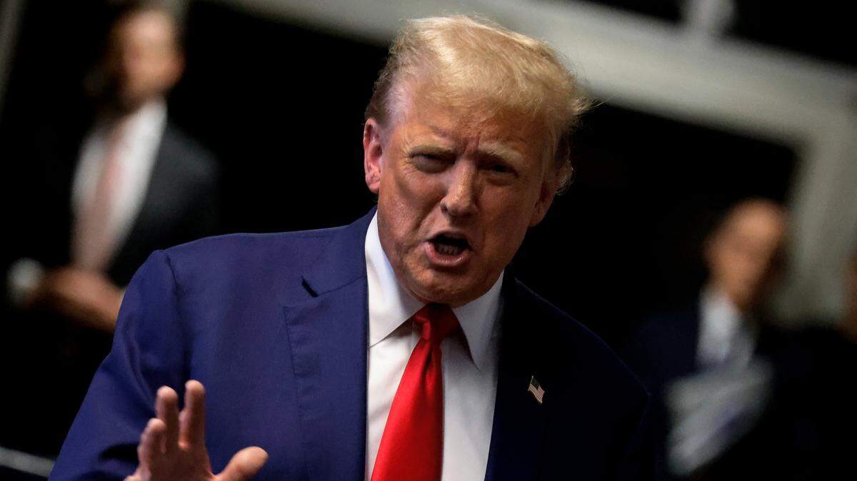 El ex presidente estadounidense Donald Trump habla con los periodistas después de salir del tribunal durante el día de su juicio penal en la Corte Suprema del Estado de Nueva York en Nueva York, Nueva York, el 6 de mayo de 2024. 