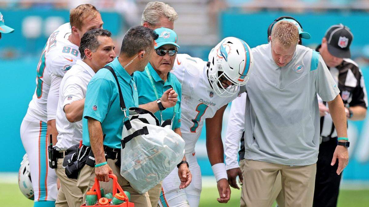 El quarterback de los Dolphins Tua Tagovailoa es ayudado a abandona el terreno de juego luego de lesionarse en el primer cuarto del partido ante los Buffalo Bills, el 19 de septiembre de 2021 en el Hard Rock Stadium en Miami Gardens, Florida.