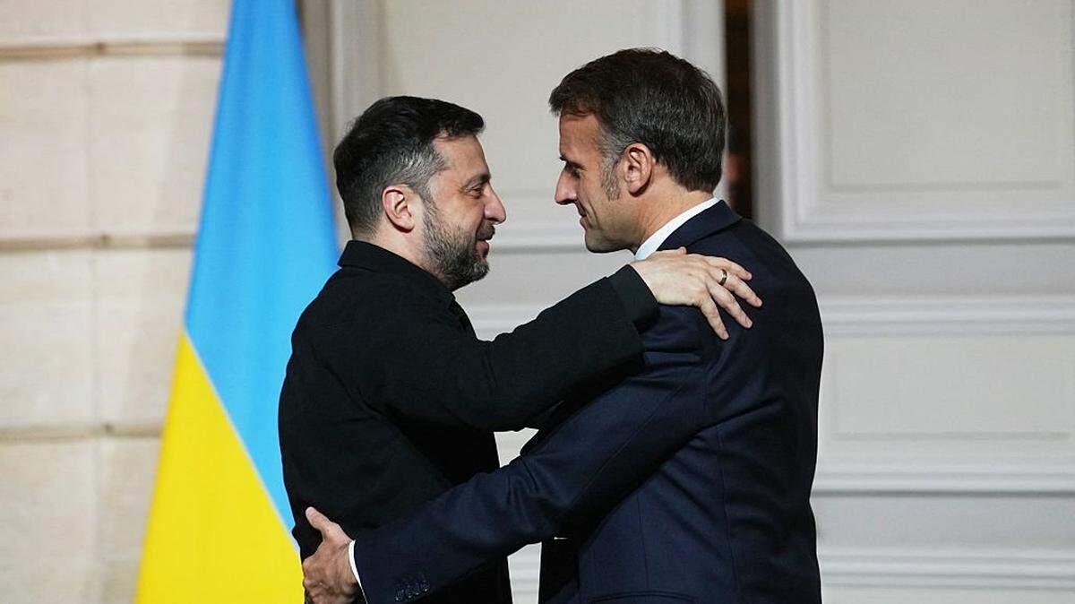 TOPSHOT - France's President Emmanuel Macron (R) and Ukrainian President Volodymyr Zelensky greet each other following a joint press conference at the Elysee Presidential Palace in Paris on December 1, 2025. Ukrainian President Volodymyr Zelensky meets French counterpart Emmanuel Macron, seeking to shore up European support as US President expressed optimism of a deal to end Russia's war in Ukraine. (Photo by Christophe Ena / POOL / AFP via Getty Images)