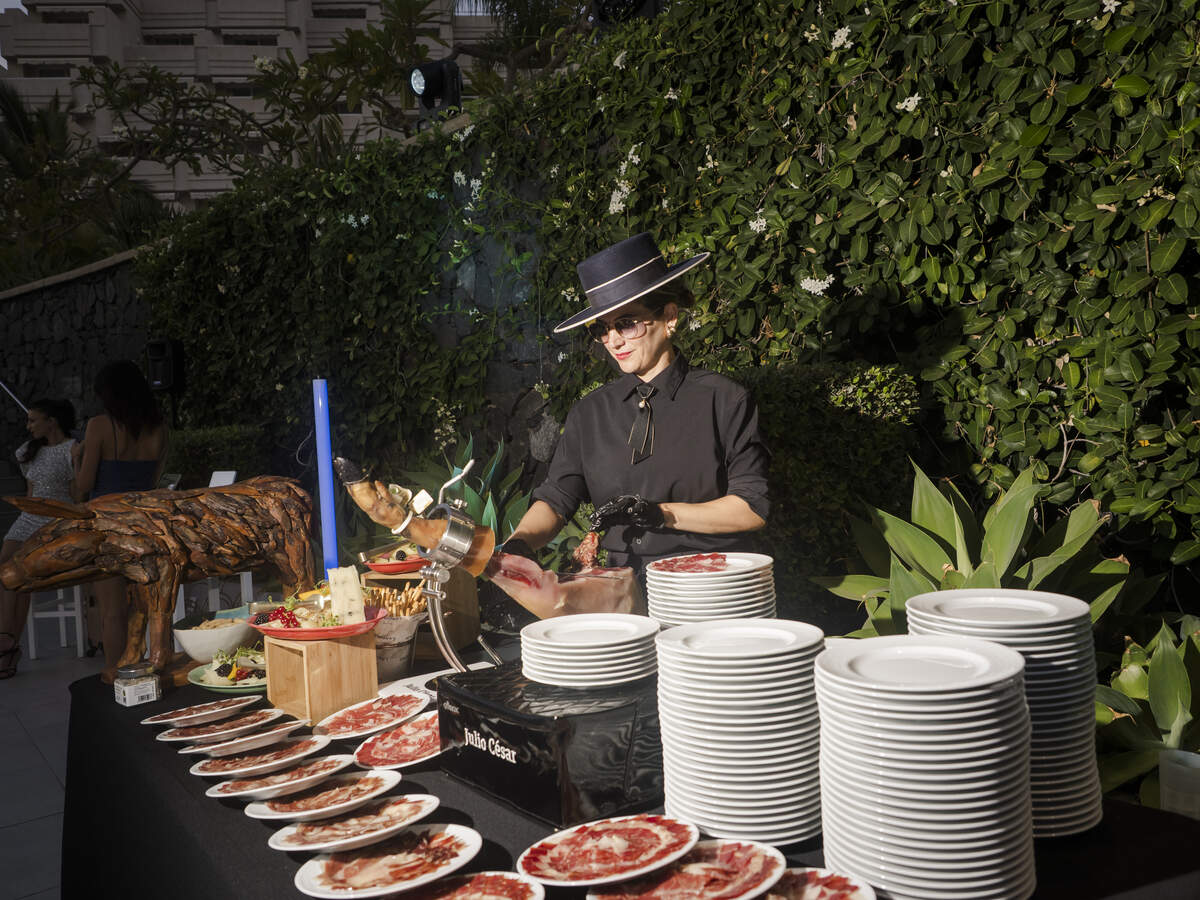 Cortadora de jamon en la Partner Party de Landmar Hotels.