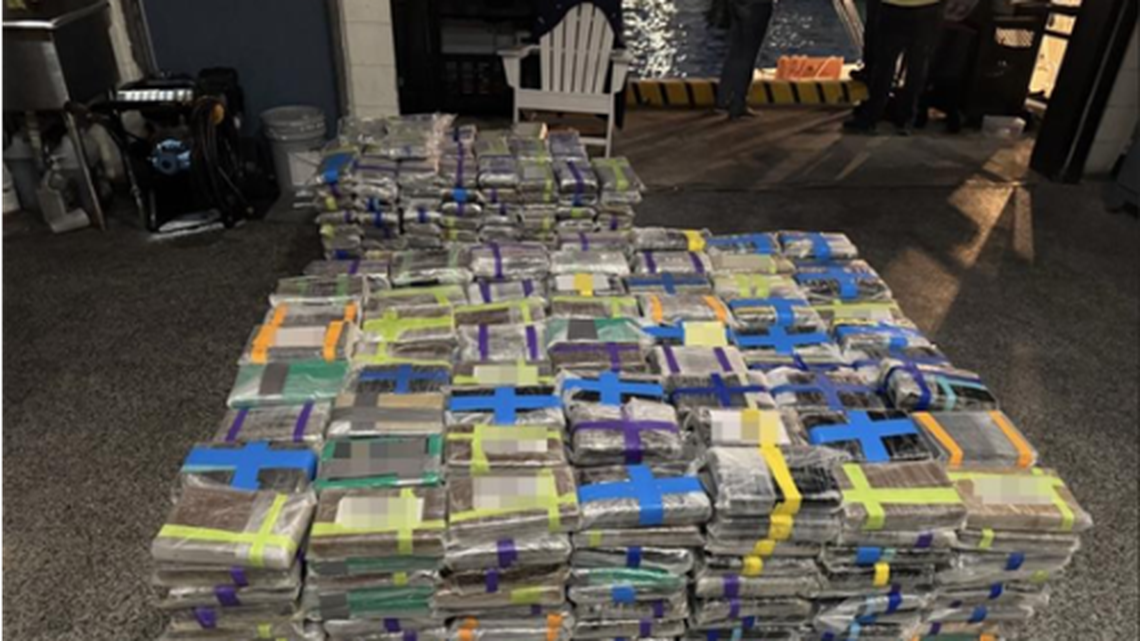 Interceptan barco con casi 1.7 toneladas de cocaína cerca de Miami: tres se declaran culpables