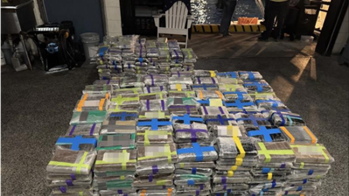 Las autoridades del Condado Miami-Dade decomisaron 1,694 kilos de cocaína que estaban en compartimientos secretos de un barco de pesca deportiva.