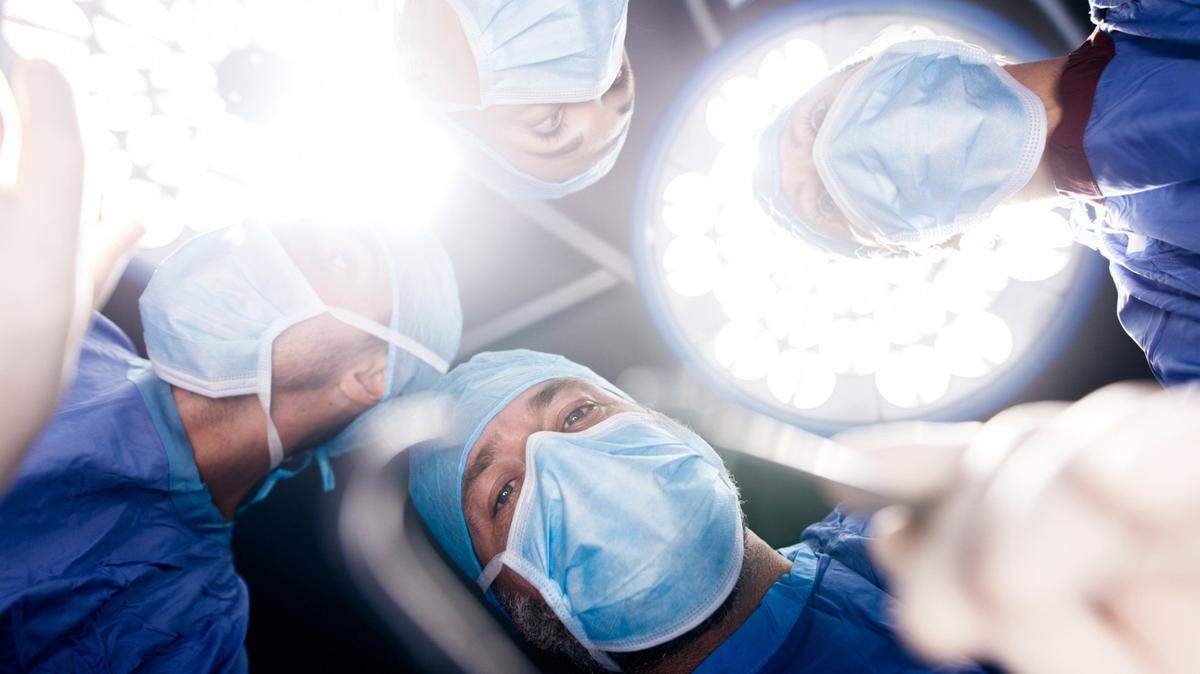 Casi 1 de cada 7 adultos mayores muere dentro del año después de someterse a una cirugía mayor.