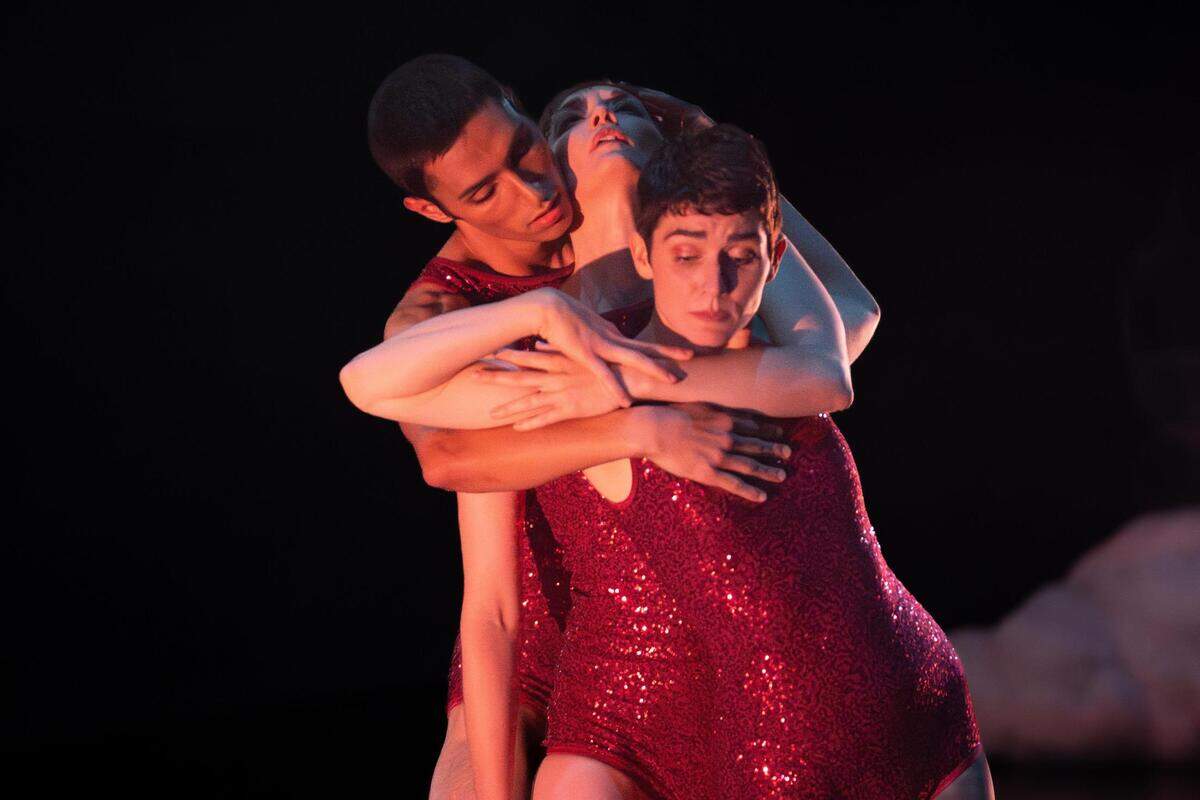 Isaiah González, Amy Trieger y Meredith Barton en “Cloud 10”, de Brigid Baker.