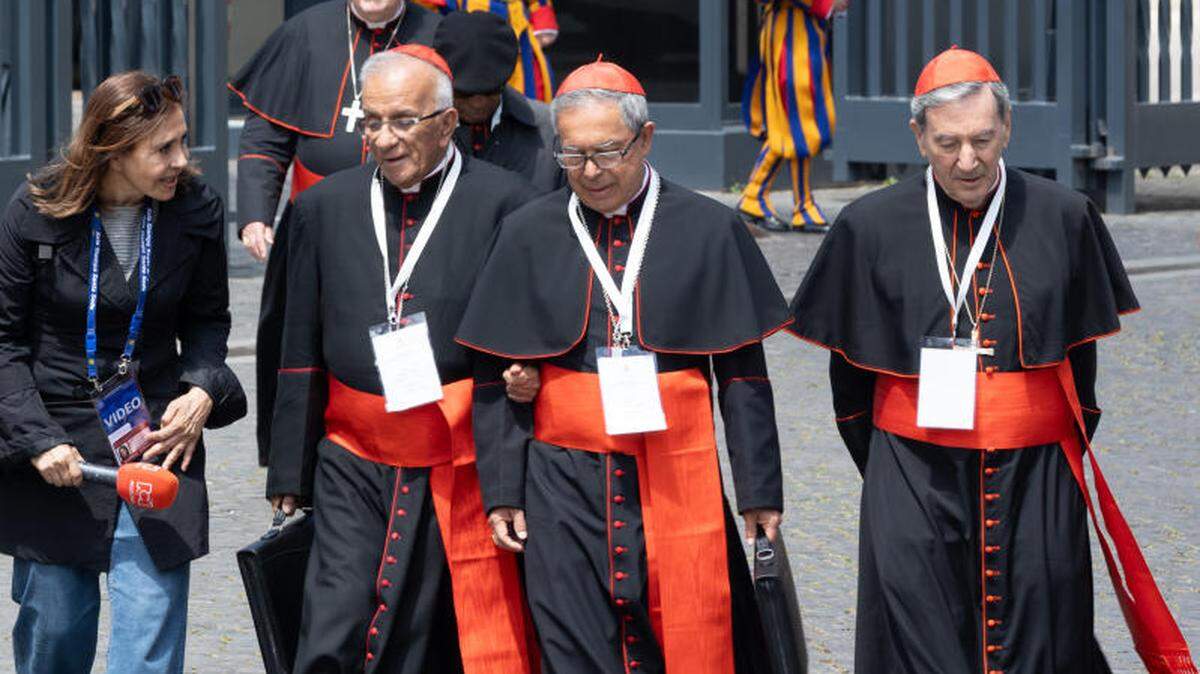 Los cardenales colombianos Luis José Rueda Aparicio, Jorge Enrique Jimenez Carvajal y Rubén Salazar Gómez salen de la Basílica de San Pedro, Ciudad del Vaticano, el lunes 28 de abril de 2025.
