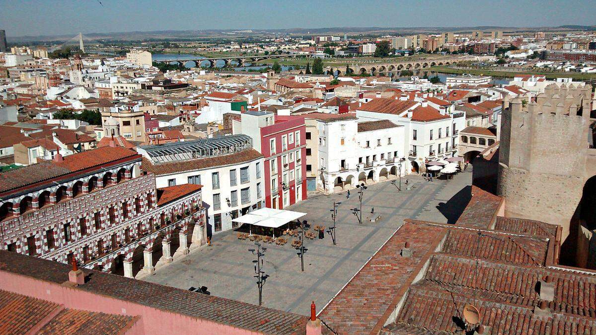 La región española de Extremadura busca atraer trabajadores profesionales mediante un programa que ofrece hasta más de 15,000 euros a solicitantes. La imagen de archivo, publicada el 26 de mayo de 2015, muestra a Badajoz, visto desde la Torre de Espantaperros.