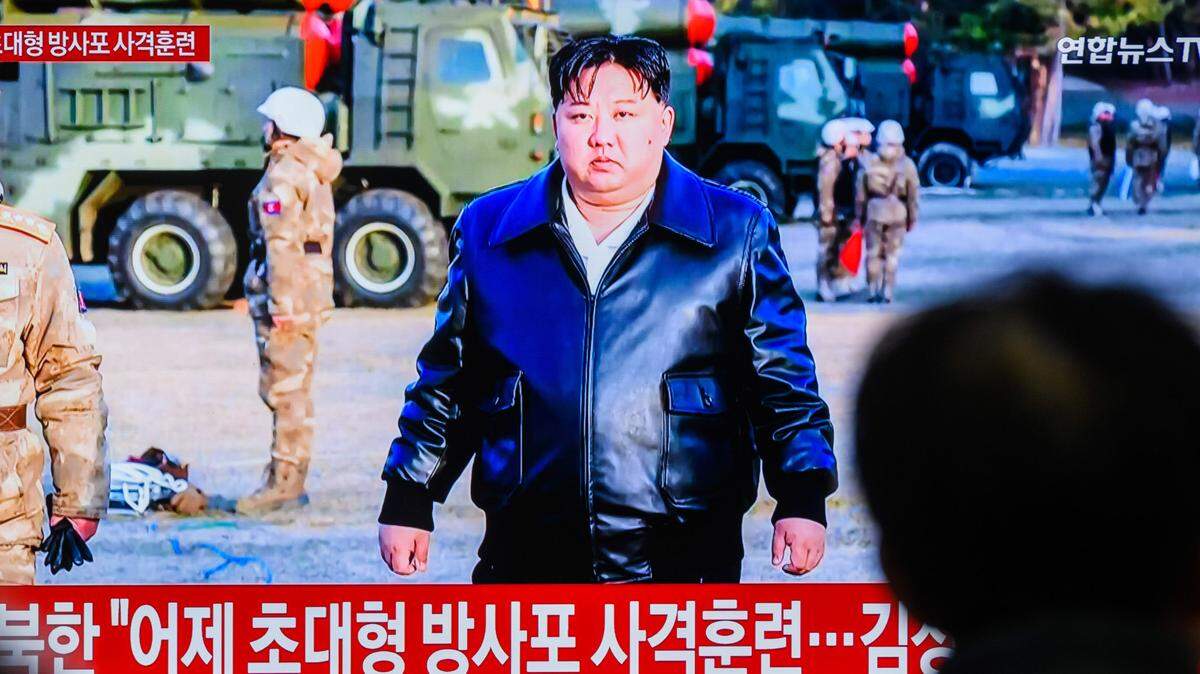 Un televisor en la estación de tren Yongsan de Seúl muestra al líder norcoreano Kim Jong Un inspeccionando un simulacro de tiro realizado por las unidades de artillería occidental de Corea del Norte el 18 de marzo, demostrando lanzadores múltiples de cohetes de 600 mm.