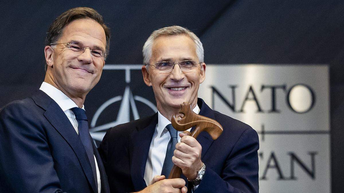 Jens Stoltenberg (der.) le entrega el mazo ceremonia a Mark Rutte, el nuevo secretario general de la OTAN, durante la ceremonia de transferencia de poder en Bruselas, el martes 1 de octubre de 2024. 