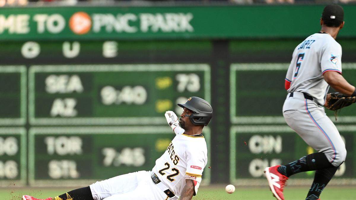 Probablemente Andrew McCutchen (izq.) pueda olvidar el choque de este miércoles en Pittsburgh donde los Piratas derrotaron 5-2 a los Marlins y aseguraron la serie.