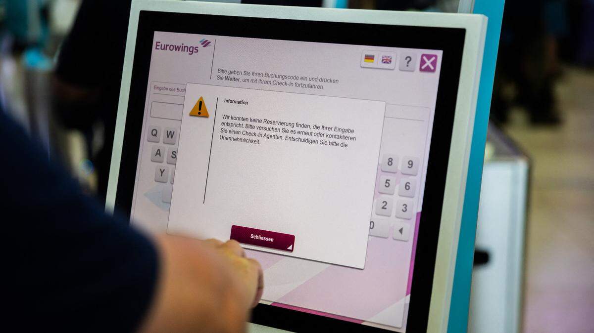 Un pasajero utiliza en vano una terminal de autofacturación en el aeropuerto BER de la capital. Precisamente en Berlín, al comienzo de la temporada de vacaciones, problemas técnicos provocan restricciones de gran alcance en el aeropuerto BER de la capital.