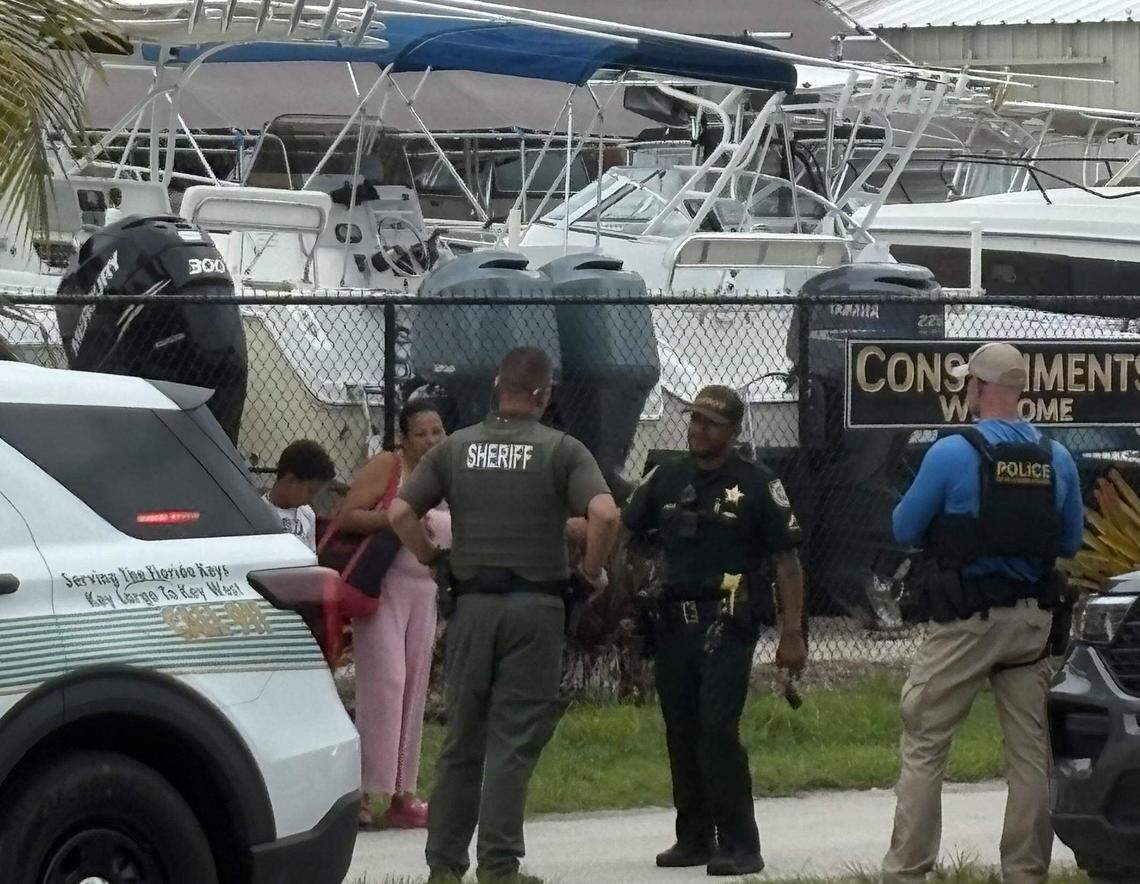 Agentes del orden público locales, estatales y federales acompañaron a un pequeño grupo de migrantes recién llegados a los Cayos de Florida el pasado jueves por la tarde.