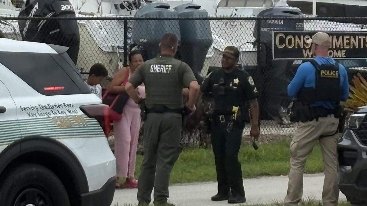 Agentes del orden público locales, estatales y federales acompañaron a un pequeño grupo de migrantes recién llegados a los Cayos de Florida el pasado jueves por la tarde.