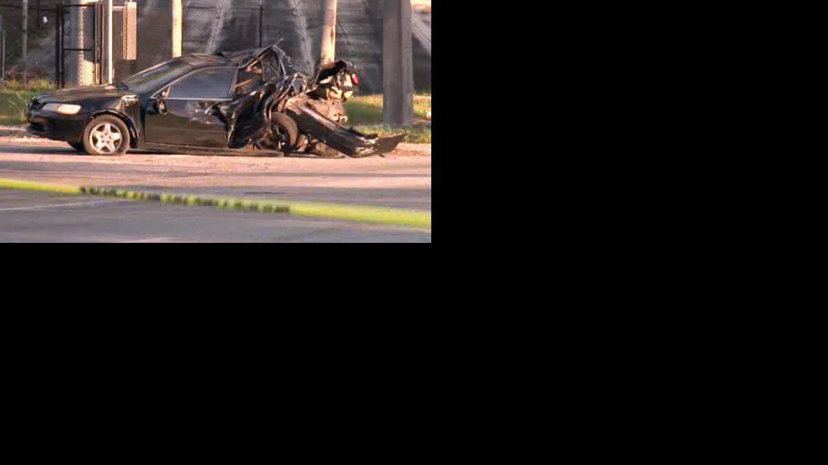 El choque ocurrió a alrededor de las 2:40 de la mañana en la cuadra 2200 de la calle 41 del noroeste. Cortesía CBS4