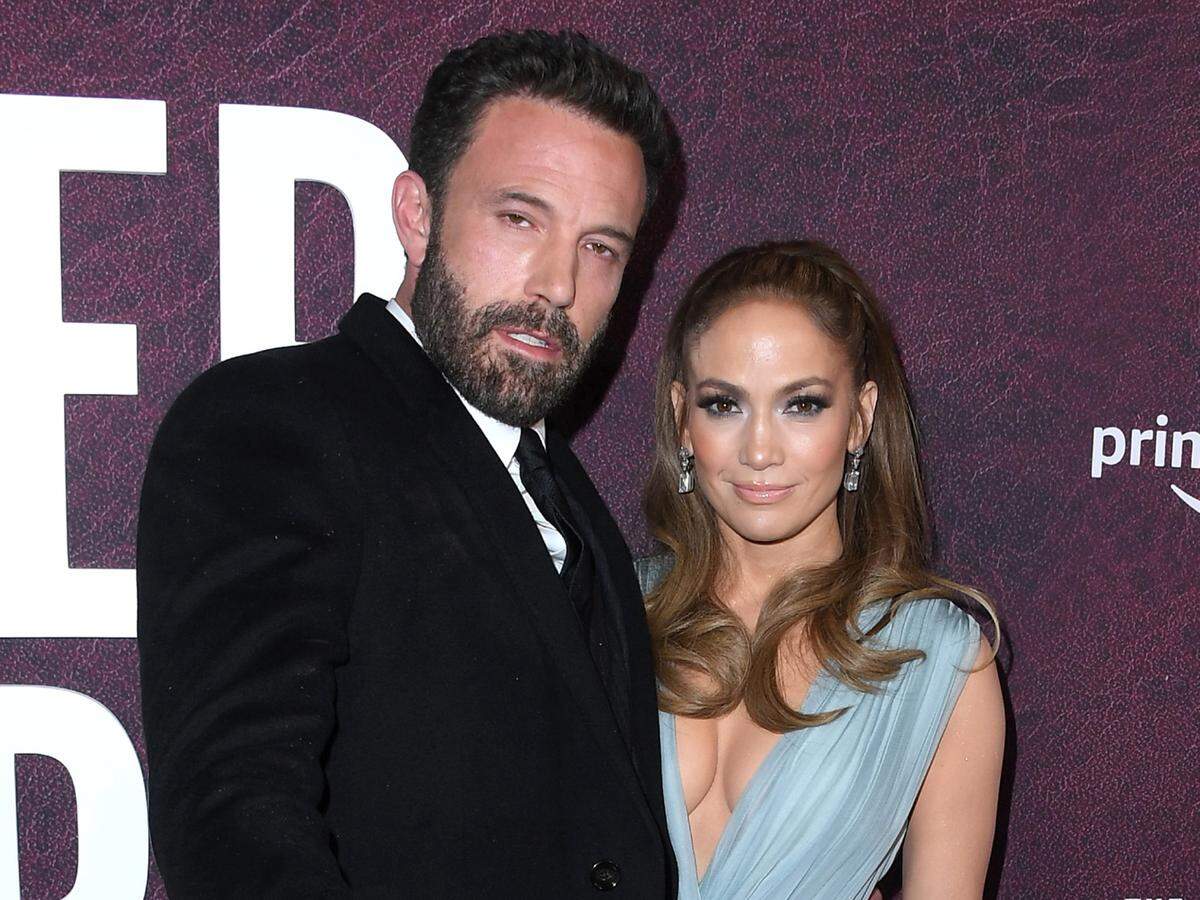 Nadie se explica las carotas que pone Affleck en las alfombras donde tooodos lucen su mejor sonrisa ante las cámaras. En la foto junto a su esposa, Jennifer López.