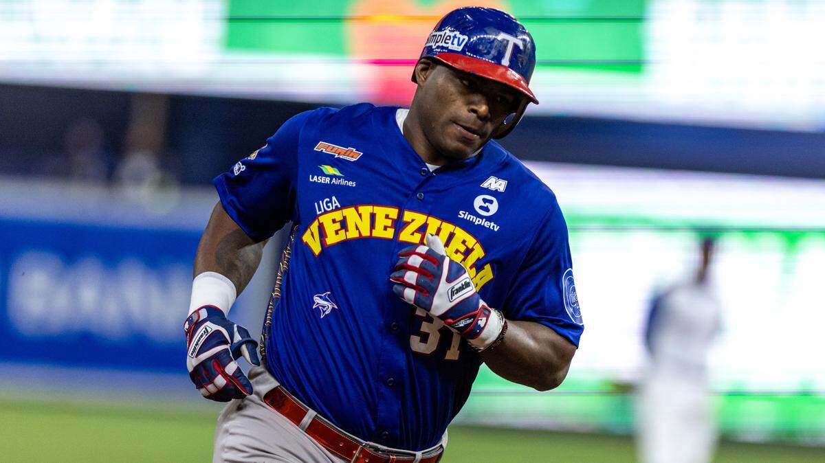 Foto de archivo. El pelotero cubano Yasiel Puig regresa al béisbol caribeño tras su salida de Corea del Sur y se reportará el 15 de noviembre con los Navegantes de Magallanes en la liga venezolana.
