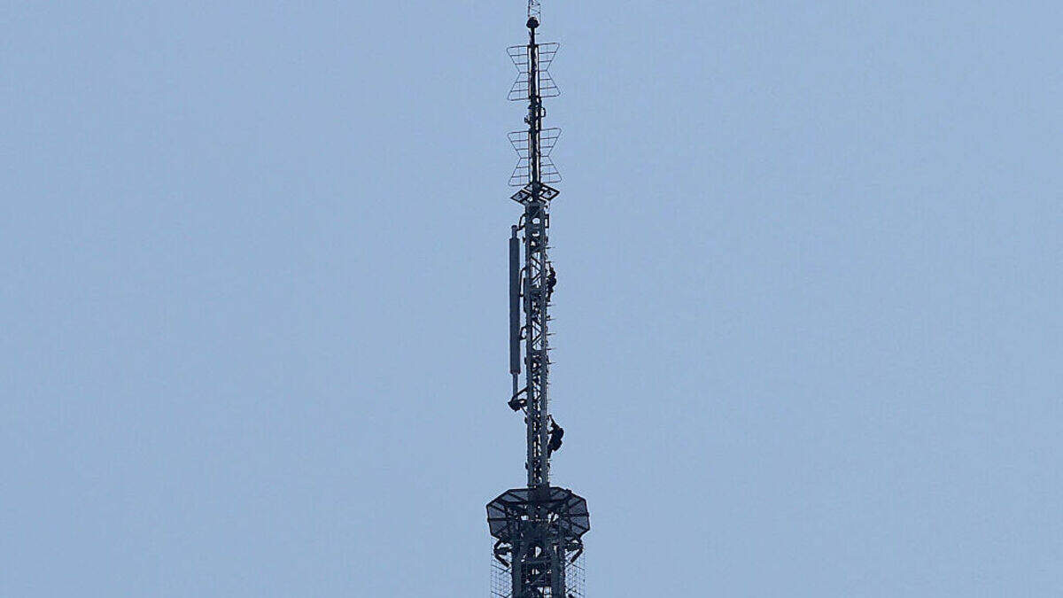 Dos personas escalan la aguja del Empire State Building en Nueva York, el miércoles 1 de julio de 2026. La pareja desplegó una pancarta en la que parecía leerse “cuando el poder del amor venza al amor por el poder, el mundo conocerá la paz”, según mostraron videos publicados por medios estadounidenses.