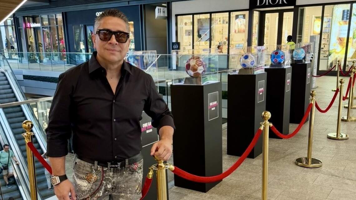El artista colombiano Mr. Bling homenajea al Mundial de Fútbol con una exposición en Brickell City Centre