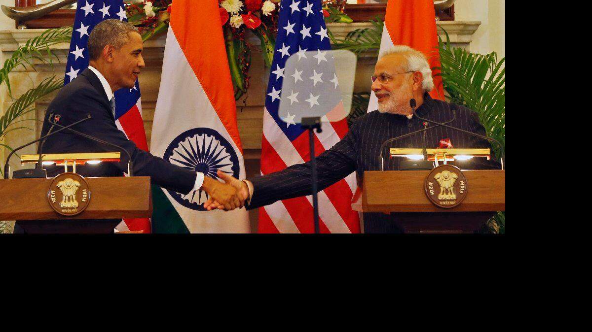 El presidente Barack Obama, a la izquierda y el primer ministro indio Narendra Modi se dan la mano durante una conferencia de prensa el domingo 25 de enero de 2015. Aprovechando su vínculo personal, Obama y Modi dijeron el domingo que habían hecho progresos en la cooperación nuclear y el cambio climático, con Obama declarando un "entendimiento gran avance" en los esfuerzos para liberar a la inversión estadounidense en el desarrollo de energía nuclear en la India.