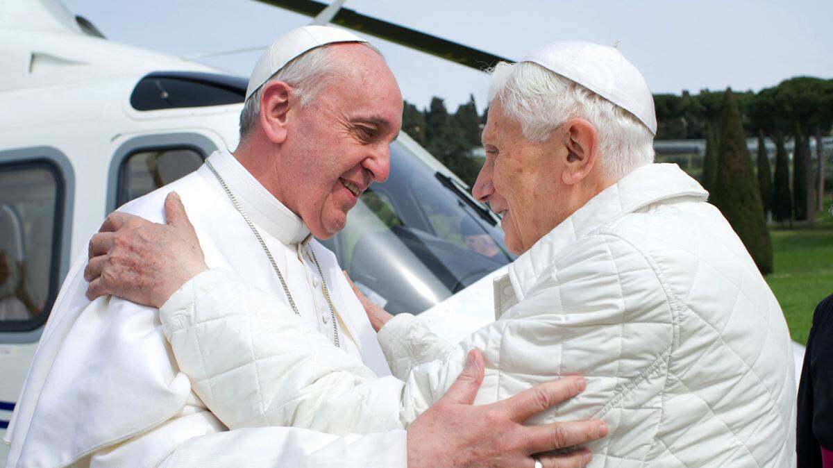 Foto de archivo que muestra el encuentro entre el papa Francisco y el papa emeritus Benedicto XVI, en los jardines del Castillo Gandolfo, el 23 de marzo de 2013.
