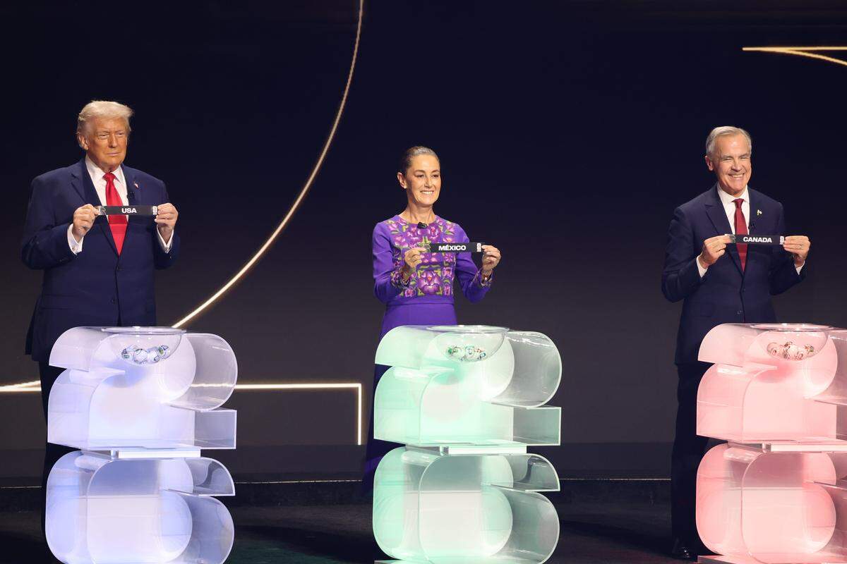 El presidente de Estados Unidos, Donald Trump (i), la presidenta de México, Claudia Sheinbaum (c), y el primer ministro de Canadá, Mark Carney, sostienen papeles con los nombres de sus países durante el sorteo del Mundial de Fútbol FIFA 2026 celebrado en el Kennedy Center de Washington el pasado 5 de diciembre. 