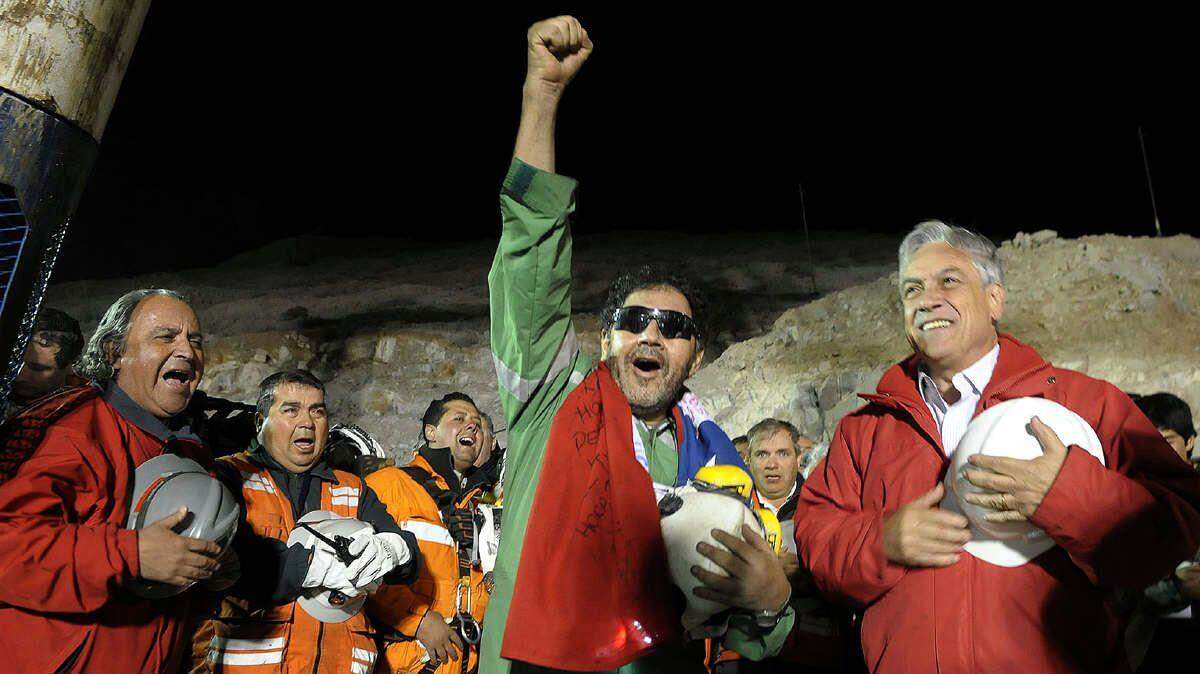 El entonces presidente Piñera junto al último minero rescatado Luis Urzúa el 13 de octubre de 2010. 
