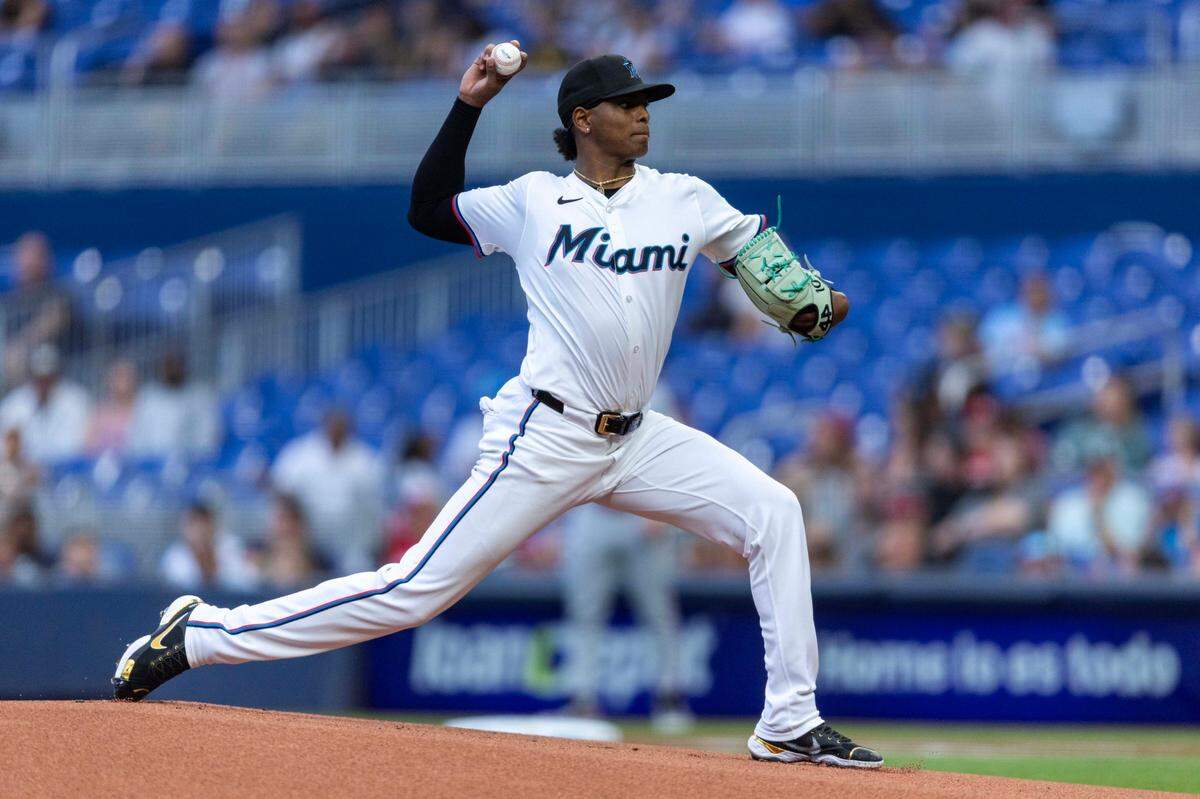 El abridor de los Marlins Edward Cabrera lanza en el primer inning del partido ante los Rojos de Cincinnati, celebrado el 22 de abril de 2025 en Miami.